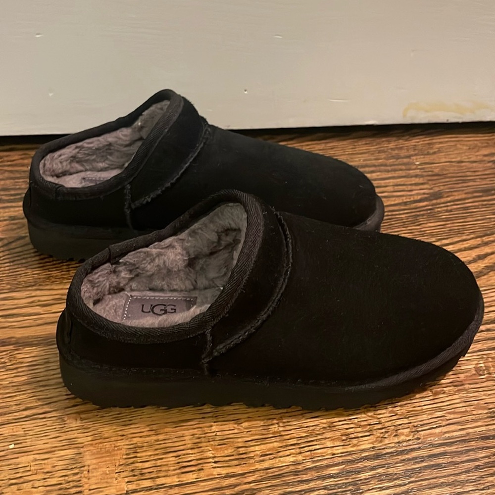 EUC authentic UGG slipper